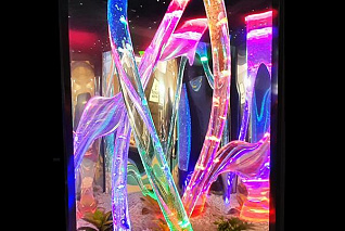 Композиция из спиральных колонн с линзовым зеркалом