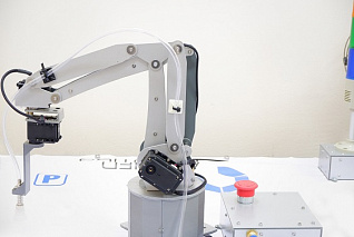 Учебный робот-манипулятор с плоско-параллельной кинематикой и комплектом навесного оборудования