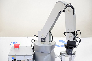 Учебный робот-манипулятор с угловой кинематикой и комплектом навесного оборудования