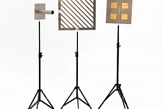 Измерительный стенд для проверки листовых материалов на радиопрозрачность и радиопроницаемость