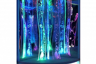 Композиция из фигурных панелей с линзовым зеркалом